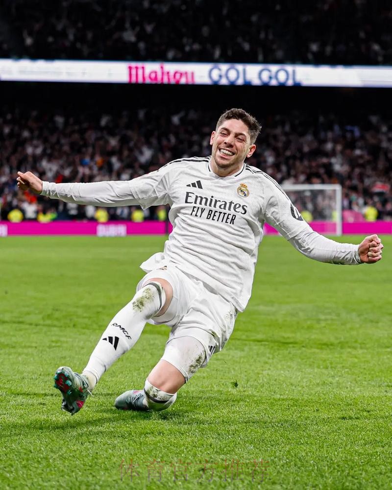 战黄潜巴尔韦德再出任右后卫 攻防两端表现出色